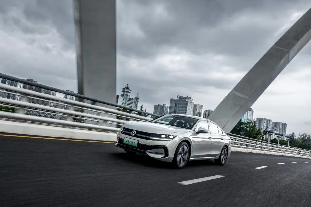 迈腾PHEV、帕萨特、凯美瑞双擎，20万左右新能源插混车怎么选？