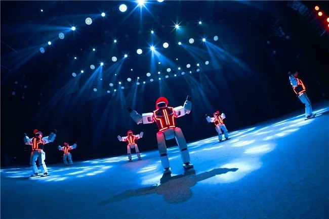 机器人登台说相声、演小品、秀功夫，鹿明机器人剧场全球首演