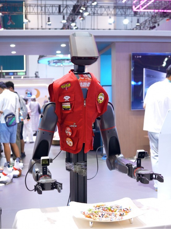 机器人走出展台“上岗” 京东在2026世界机器人大会呈现多业态应用新图景