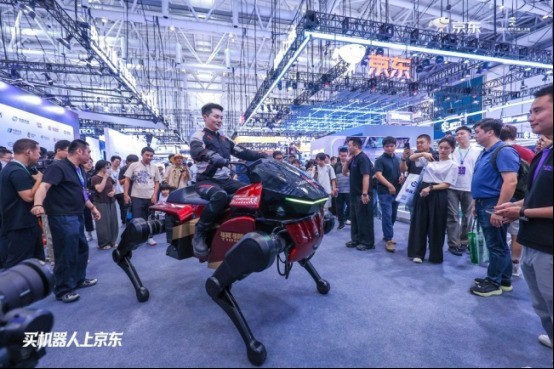 京东WRC展台成“机器人新品发布第一现场” 超45款新品京东首发