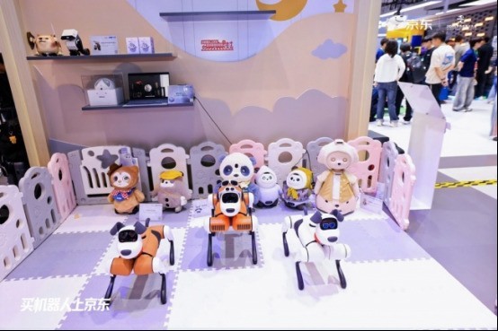 京东WRC展台成“机器人新品发布第一现场” 超45款新品京东首发