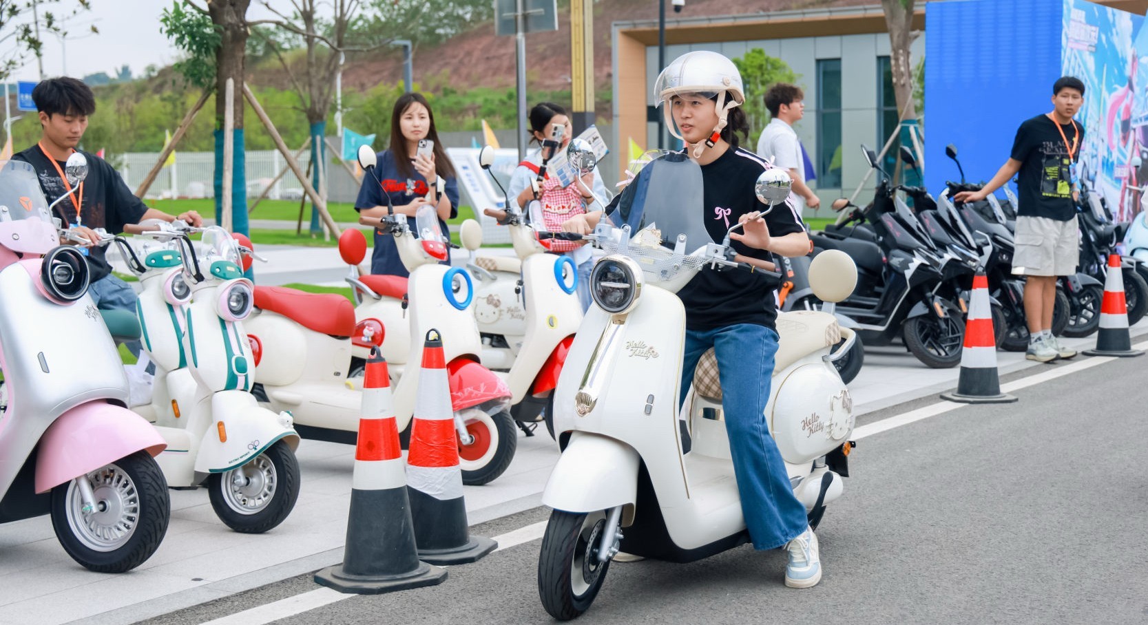 重庆现代制造职业学院开学解锁新玩法，雅迪化身校园出行搭子