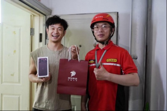 iPhone 18 Pro系列开售当天 京东秒送骑手为北京消费者送来新机