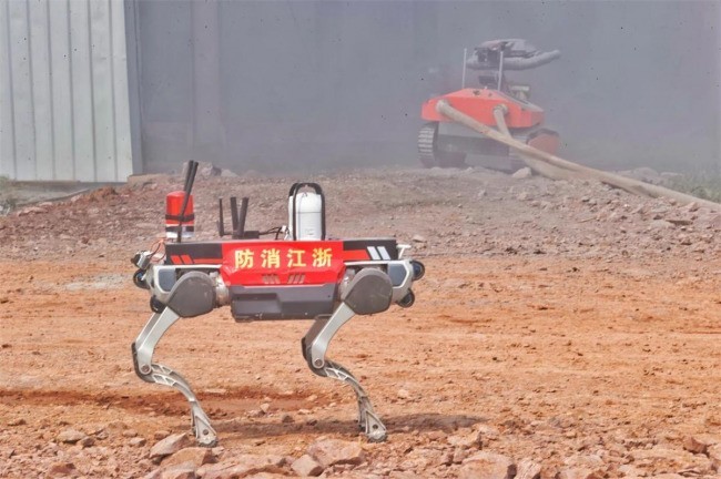 2026消防机器人火场生存力测评榜:谁能在断网、浓烟、坍塌中“自己走出来”?