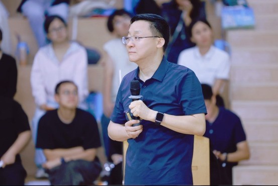 协和医学生慌了:我们会被AI取代吗?刘庆峰一句话,全场安心了