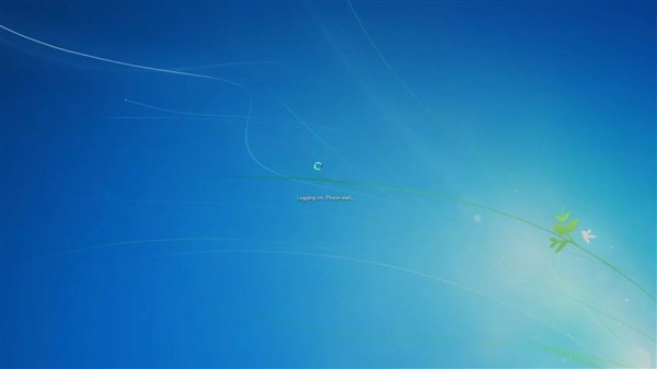 Windows纯色壁纸致登录卡顿30秒:就绪信号缺失引发系统等待超时