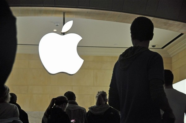 罗恩·约翰逊强调：iPhone Duo等创新产品须亲身体验，线下门店不可替代