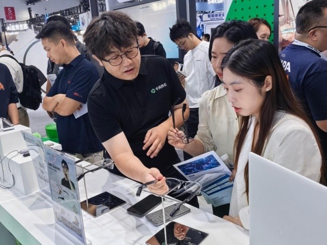 大眼橙携手钉钉入局AI办公硬件,AI听记眼镜亮相云栖大会