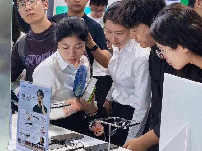 大眼橙携手钉钉入局AI办公硬件,AI听记眼镜亮相云栖大会