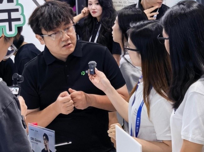 大眼橙携手钉钉入局AI办公硬件,AI听记眼镜亮相云栖大会