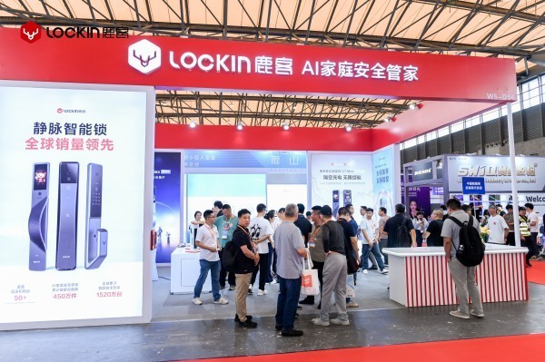 真AI真好看真便捷|鹿客携新品V6 Max双屏版亮相2026中国国际五金展!