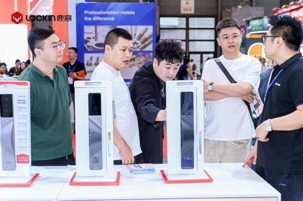 真AI真好看真便捷|鹿客携新品V6 Max双屏版亮相2026中国国际五金展!
