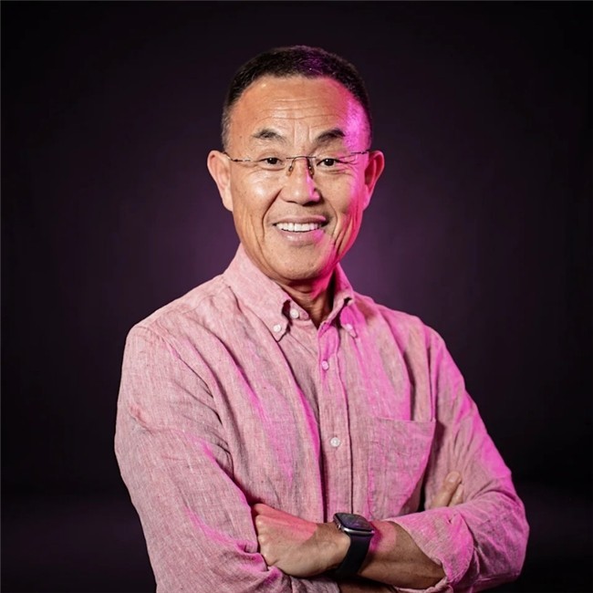 专访Whale TV董事长高群耀:手机流量见顶,客厅大屏AI如何变现?