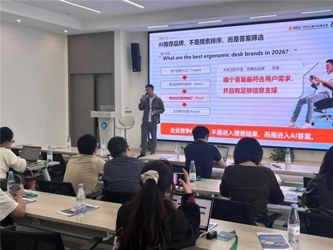 41财经出席雨果跨境独立站黑五流量增长孵化营 提出GEO+PR双引擎增长框架