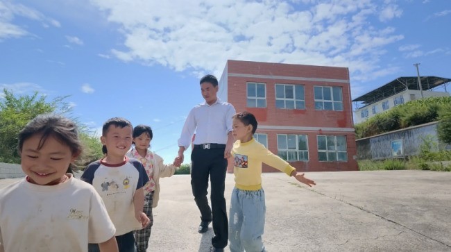 《老师，好久不见》第四期：十年后，那个想逃离的老师成了留得最久的人